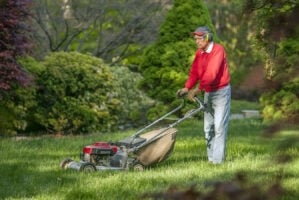 man-mowing-lawn_139298231