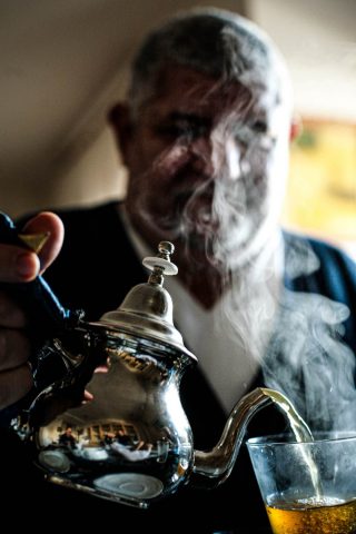 Man pouring steaming tea in Casablanca - photo by Larissa Rolley, photography course creator at Wanderful